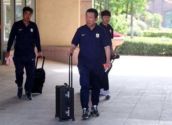 首节之争广厦状态相当出色，他们连续命中三分抢占先机确立起领先，这其中奥利弗手热独得12分拿到主动权；广东整体表现还算可以但无法阻止对手，次节广东连进攻也开始下滑，广厦抓住机会轰出30-19直接拉大至18分，广东依靠末段稍稍回暖的攻势追至12分结束上半场。